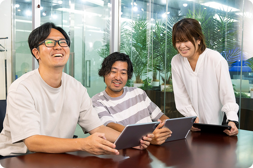 打ち合わせをする社長と社員